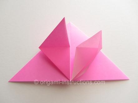 现在这样的拉开式折叠是折纸玫瑰制作中比较少见的一种操作方式