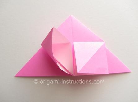 折纸模型中间的三角形结构都可以被拉折成为小的四方形结构出来