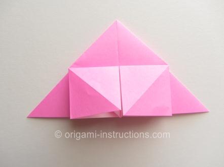 在完成了一面的折叠之后需要将折纸模型翻转过去来进行另外一面的折叠