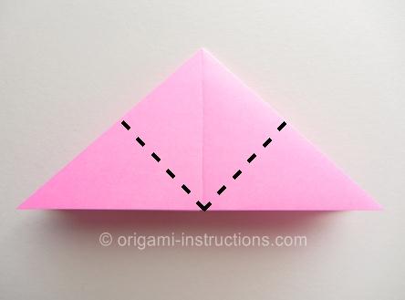 我们在这里学习的这个折纸玫瑰式一种制作起来比较简单的折纸玫瑰教程