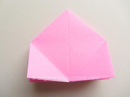 现在折叠完成之后在折纸模型的下端就形成了我们所需要的这样独特的角折叠样式