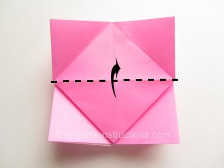 这样独特的折叠同样还出现在中间的折纸样式中使得折纸玫瑰更加的漂亮