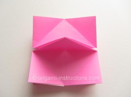 形成一个折纸玫瑰花旋转折叠所需要的中间的凸起的结构出来让我们进行操作