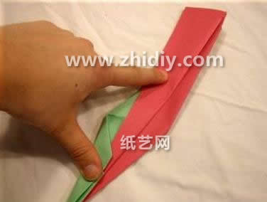 根据折纸飞机折纸战斗机的要求来完成折纸飞机的制作