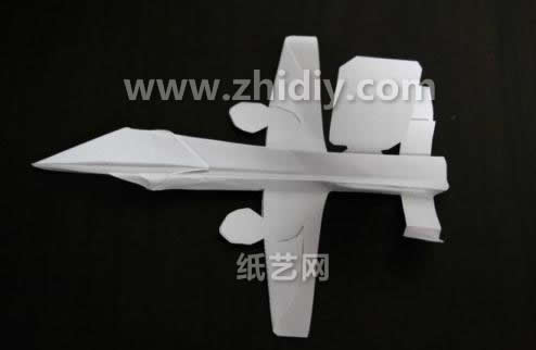 根据其折叠的重点将折纸飞机的发动机结构也纳入具体的折叠方向