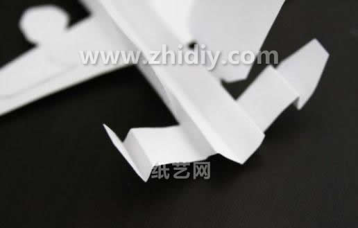 通过对于尾翼的折叠操作使得这个折纸战斗机显得更加的酷