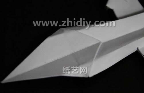 通过翻折其折纸的操作使得这个折纸飞机模型样式上更加的完整
