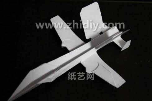 形成的独特构造使得这个A10攻击机纸飞机模型显得非常的酷