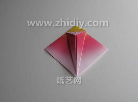 对于基本的折纸四边形的折叠操作更加有利于折纸锦鲤的塑形
