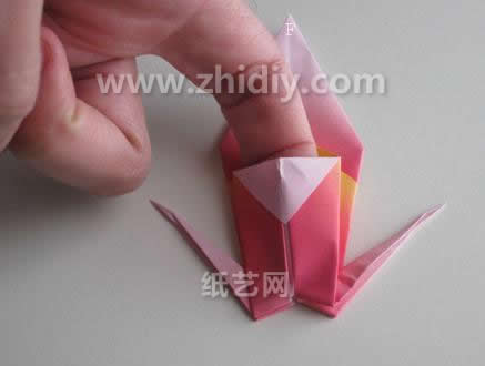 通过这种对折纸结构上的折叠使得折纸千纸鹤的构型也从中出现