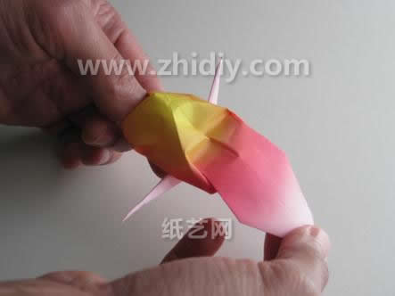 这种独特的折纸拉折式构造是整个折纸锦鲤制作的基础
