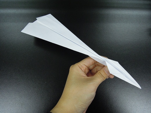 最终完成制作的折纸翻滚战机有着极好的飞行和冲击力