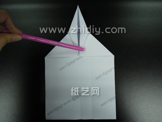折纸飞机的制作过程需要详细的折纸图解来机型支撑