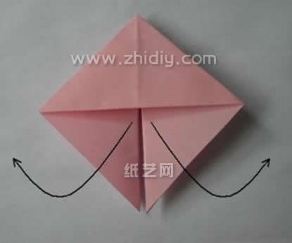 起始的折叠结构使用的是基本的方形折纸样式来进行操作