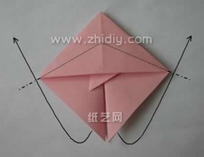 折纸金鱼唯一没有完成塑形的制作就是折纸鱼鳞的制作