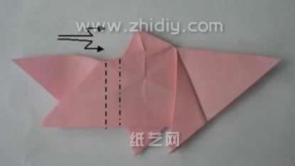 同样的折叠方式不但适合于折纸模型的前面也适合于后面