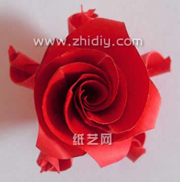 经典的川崎玫瑰在折法上比这种简单的折纸玫瑰更加的复杂一些