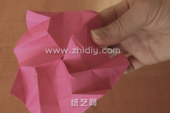 川崎玫瑰的具体折法都可以在纸玫瑰的折法中学习到