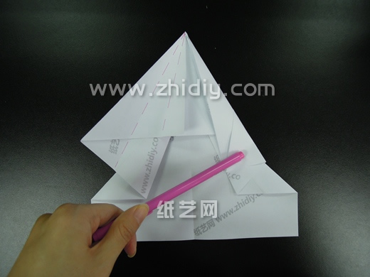 精彩的折叠可以让折纸飞机的制作变得更加的轻松和容易