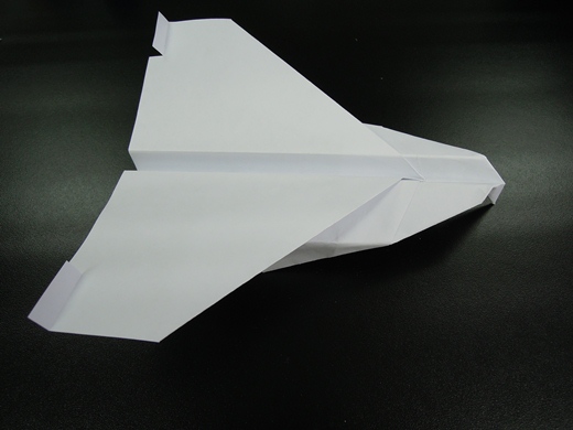 最终完成制作的折纸滑翔机在样式上还是和协和飞机很像的