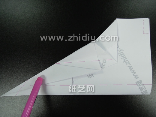 折纸滑翔机在样式上有着更好的呈现感和展示感