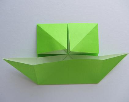 现在完成的这个折纸桌子的构型就是这些经典折纸制作中的一种