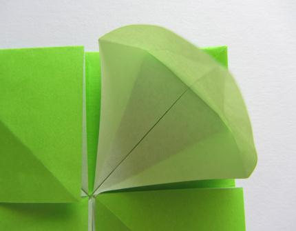 折纸桌子构型不但使用到了基本的折纸四方形的结构