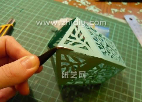 刻纸的方法实际上也就是剪纸的方法十分适合用来制作纸艺灯笼的结构