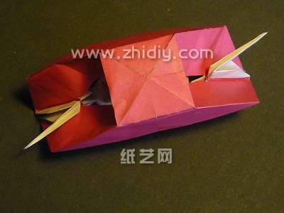 折纸千纸鹤本身有着姣好的立体结构展现能力