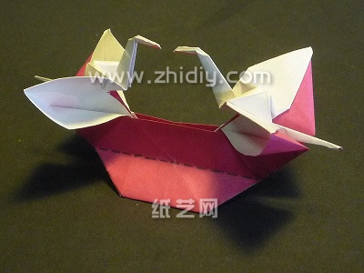 完成制作之后的折纸千纸鹤本身还是有着极好的艺术美感的