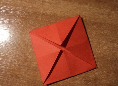 漂亮的折纸三角插能够让大家对于这个独特而简单的手工纸艺制作产生浓厚的兴趣
