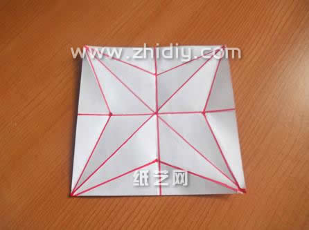 儿童折纸制作中许多的折叠过程还是比较简单和容易进行操作的