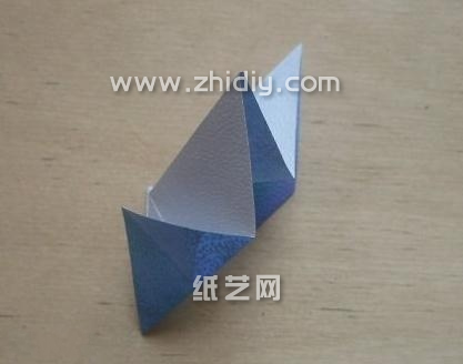 纸球花的具体制作方法是通过基本的折纸模块进行组合