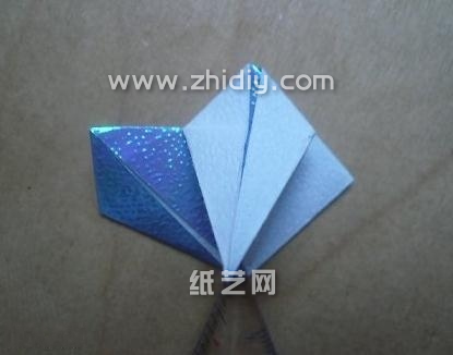 现在看到的这个纸球花折叠方法可以让你感受到折纸制作的快乐