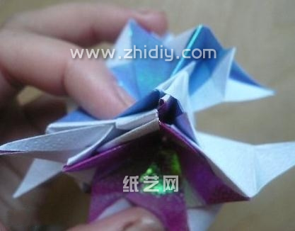 使用便签纸也可以让这个折纸纸球花折纸花看起来十分的漂亮