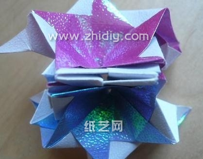 纸球花在制作的过程中需要有一些基本的折纸操作