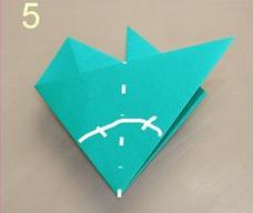 通过简单的折叠和剪裁就可以获得一个五边形的纸张结构