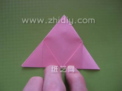 这个五边形纸张来制作川崎玫瑰的独特折法是比较罕见的