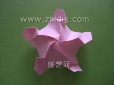 五边形的纸张是经常被应用到折纸玫瑰花的折法和制作中的