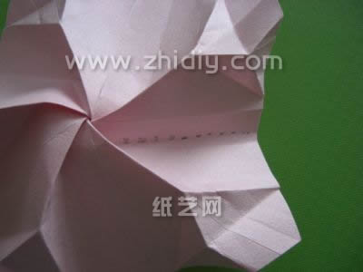 同构五边形的纸张来制作出来的折纸玫瑰在样式上也更加的漂亮和好看