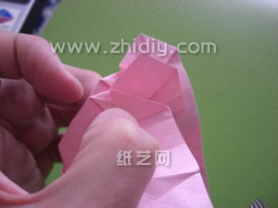 现在常见的各种折纸玫瑰花的折法所使用的都是四边形的纸张