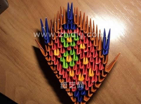 折纸三角插蝴蝶在样式上看起来就像是画出来的一样