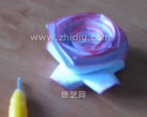 折纸玫瑰没有纸玫瑰好的一个关键因素在于其其结构更加的复杂一些