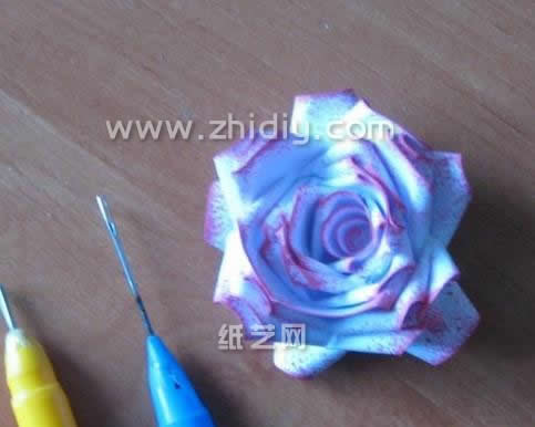 现在看到的基本纸玫瑰花的构型样式从纸艺角度来讲已经开始出现美感了
