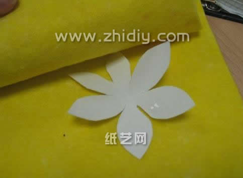 漂亮的纸艺水仙花在制作方面所采用的材料是不常见的 水粉纸