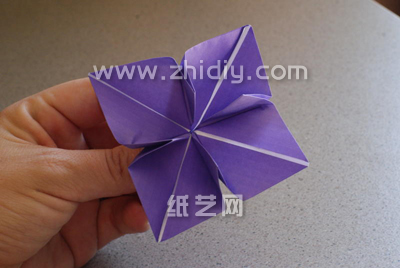 常见的各种折纸花都是立体折纸花的一部分