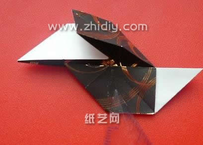 现在常见的各种纸球花的折叠方法中就是这个黑三角的纸球花制作比较的简单了