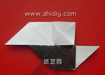 基本的折纸单元模型是从一个方形的纸张开始进行折叠操作的