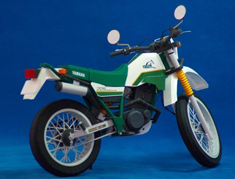 最终制作出来的雅马哈纸模型摩托车看起来十分的帅气