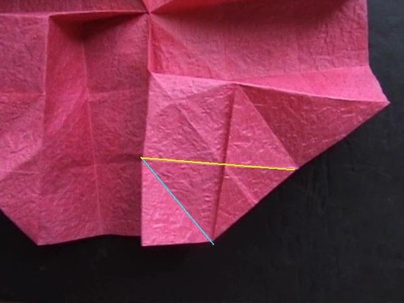 折纸玫瑰花的折痕不但有垂直水平的还有斜向的